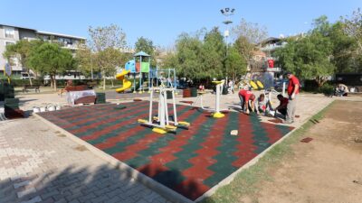 Menderes Belediyesi, çocuk parklarının zemininde yer alan kauçukları yenileme çalışmaları