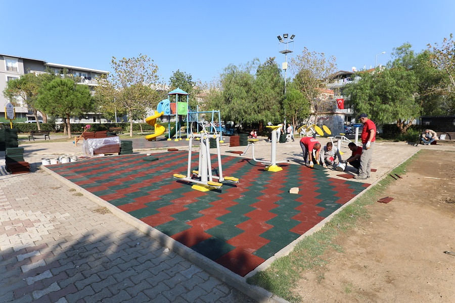 Menderes’te Kauçuk Yenileme Operasyonu Menderes Belediyesi, çocuk parklarının zemininde yer alan kauçukları yenileme çalışmaları