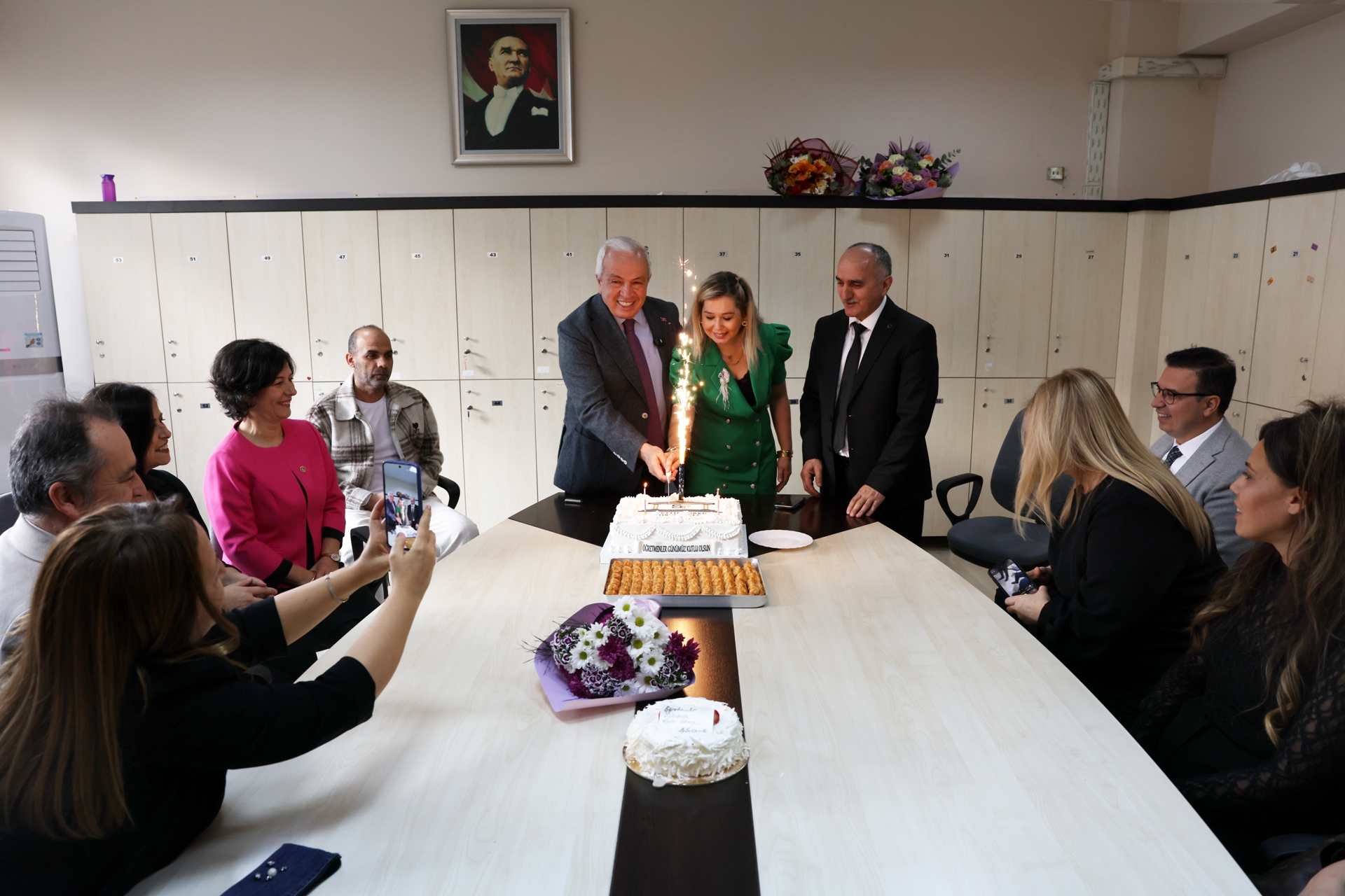 Nilüfer Belediye Başkanı Şadi Özdemir, 24 Kasım Öğretmenler Günü'nde eğitimcilerle