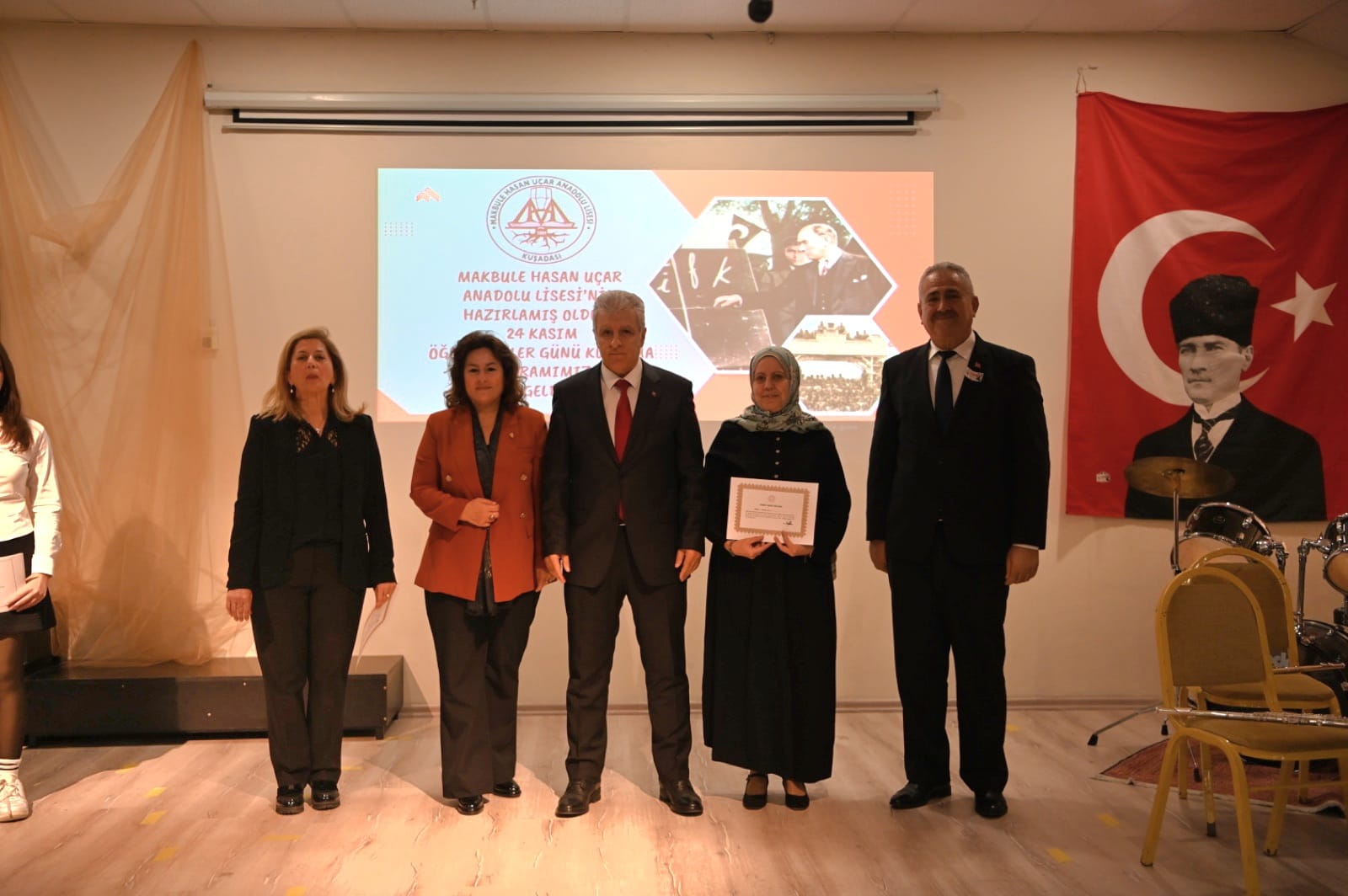 Kuşadası’nda ‘24 Kasım Öğretmenler Günü’ düzenlenen çeşitli etkinliklerle kutlandı. Atatürk