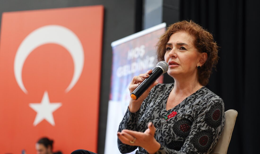 Özlem Gürses Bakırköy’de “Umudu” Konuştu Bakırköy Belediyesi'nin her Cuma İspirtohane Kültür Merkezi'nde düzenlediği "Bakırköy Muhabbeti"