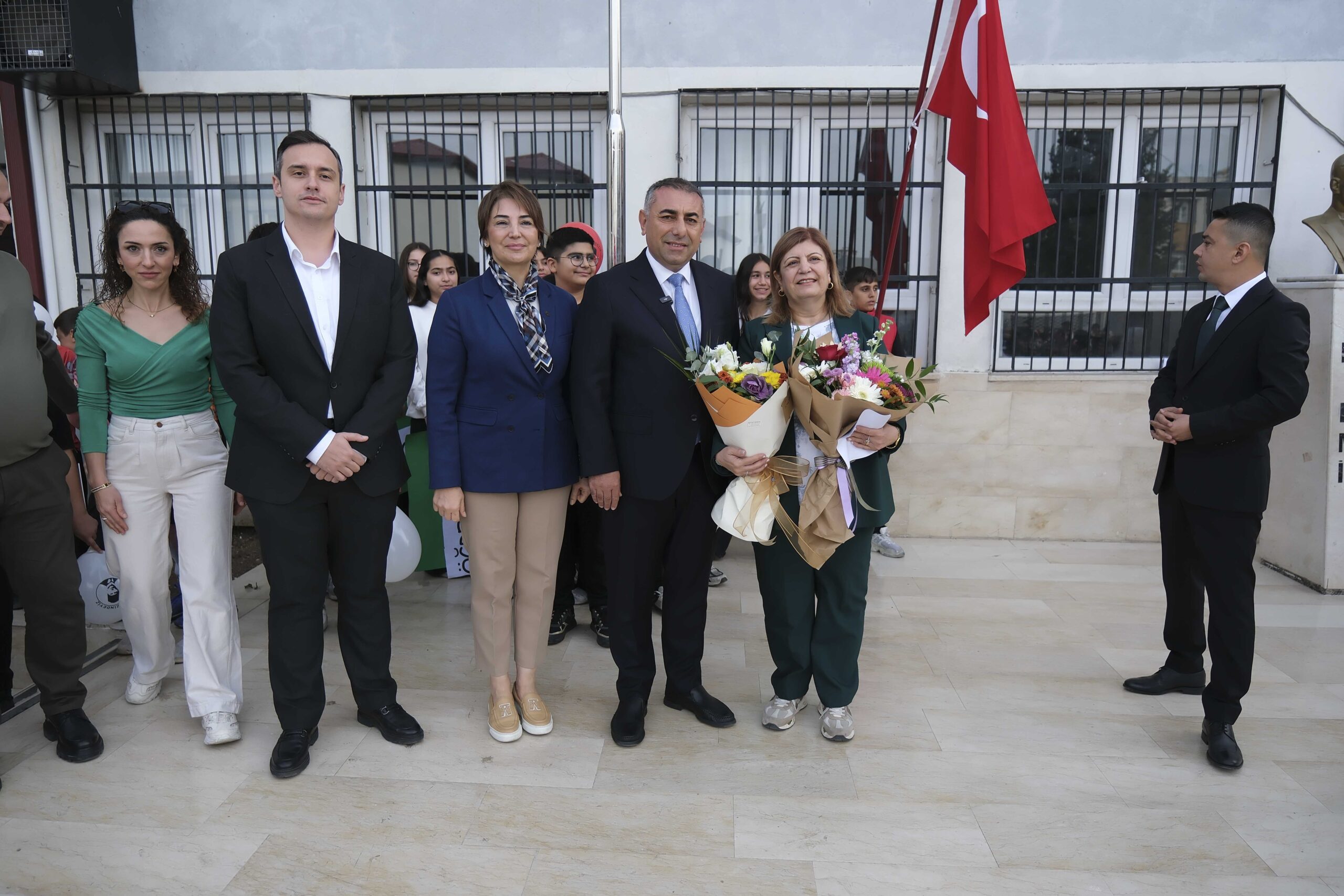 Güngör Geçer, Zeydan Karalar’ın eşi Nuray Karalar’ın görev yaptığı okula