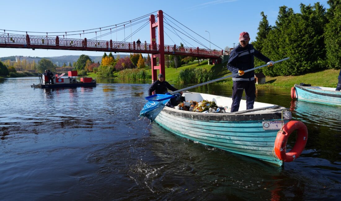 Porsuk Çayı’nda Temizlik Seferberliği Eskişehir Büyükşehir Belediyesi ekipleri, kentin simgesi