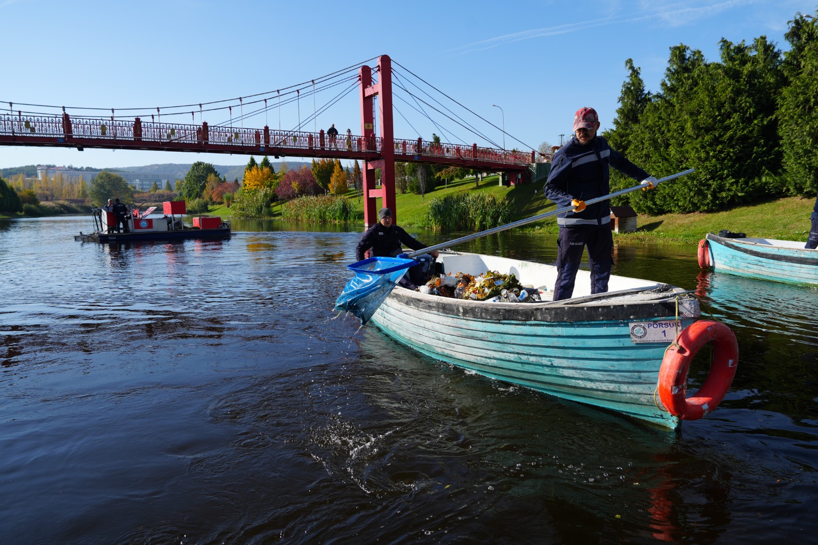 Porsuk Çayı’nda Temizlik Seferberliği Eskişehir Büyükşehir Belediyesi ekipleri, kentin simgesi