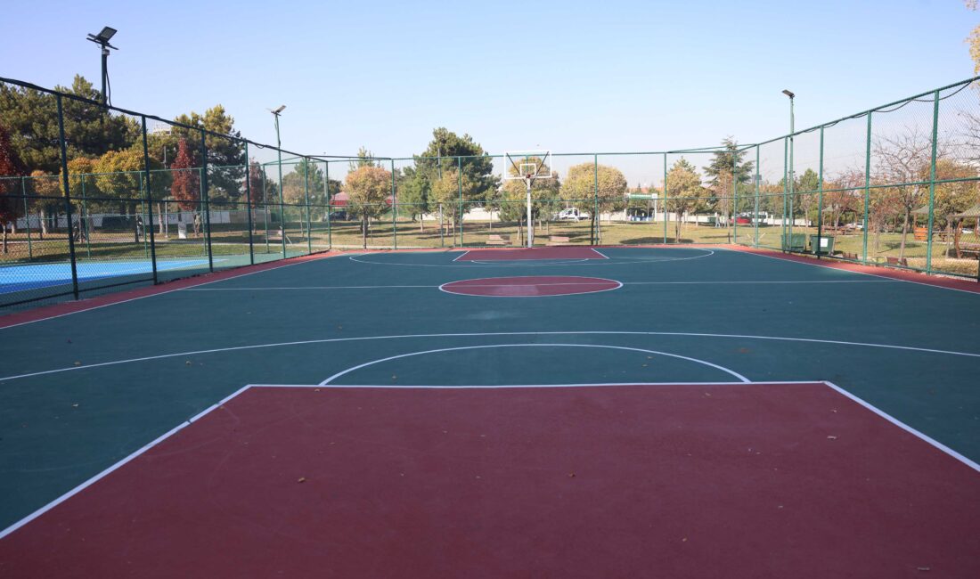 Çankaya Belediyesi 19 Parkında Spor Alanlarını Yeniledi Çankaya Belediyesi Park ve Bahçeler Müdürlüğü, ilçedeki 19 parkın basketbol,