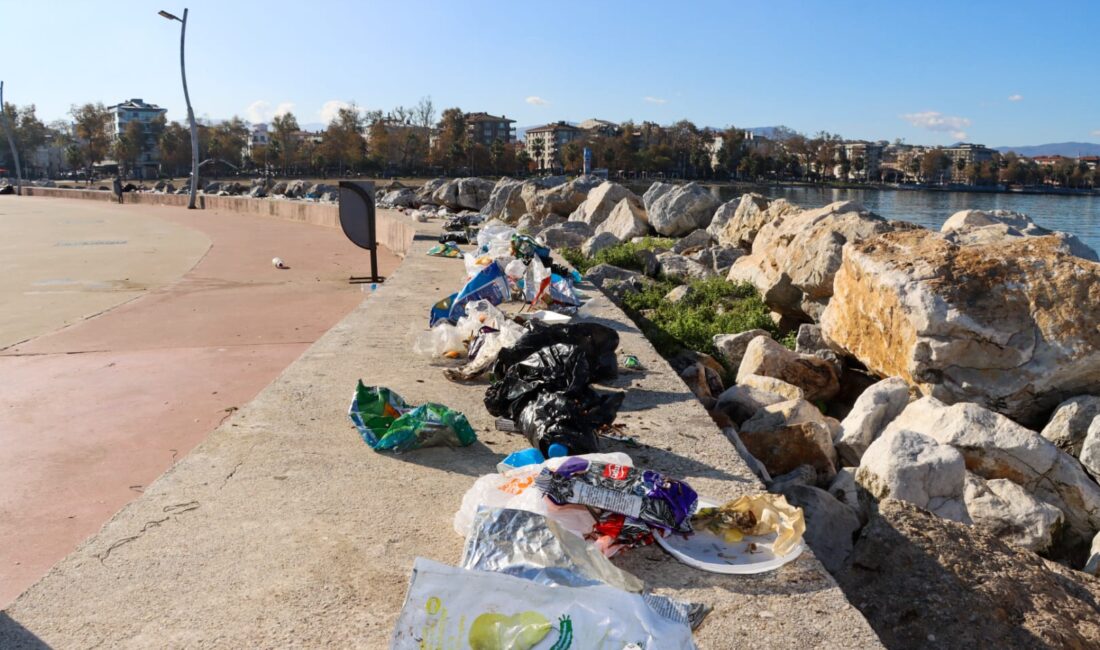 “Yalova Şiir Yolu” Kayalıklarından Çıkan Atıklar Pes Dedirtti “Yalova Şiir Yolu” Kayalıklarından Çıkan Atıklar Pes Dedirtti Yalova’nın en