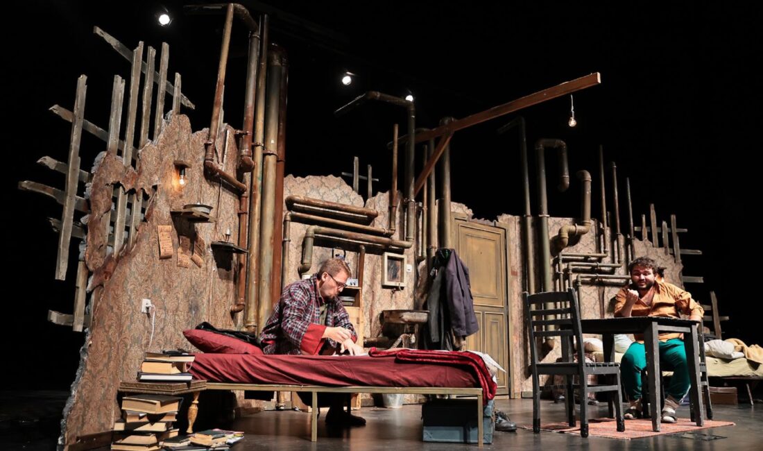 Denizli Büyükşehir Belediyesi  Şehir Tiyatrosu 'Sığıntılar' oyunu ile sanatseverleri