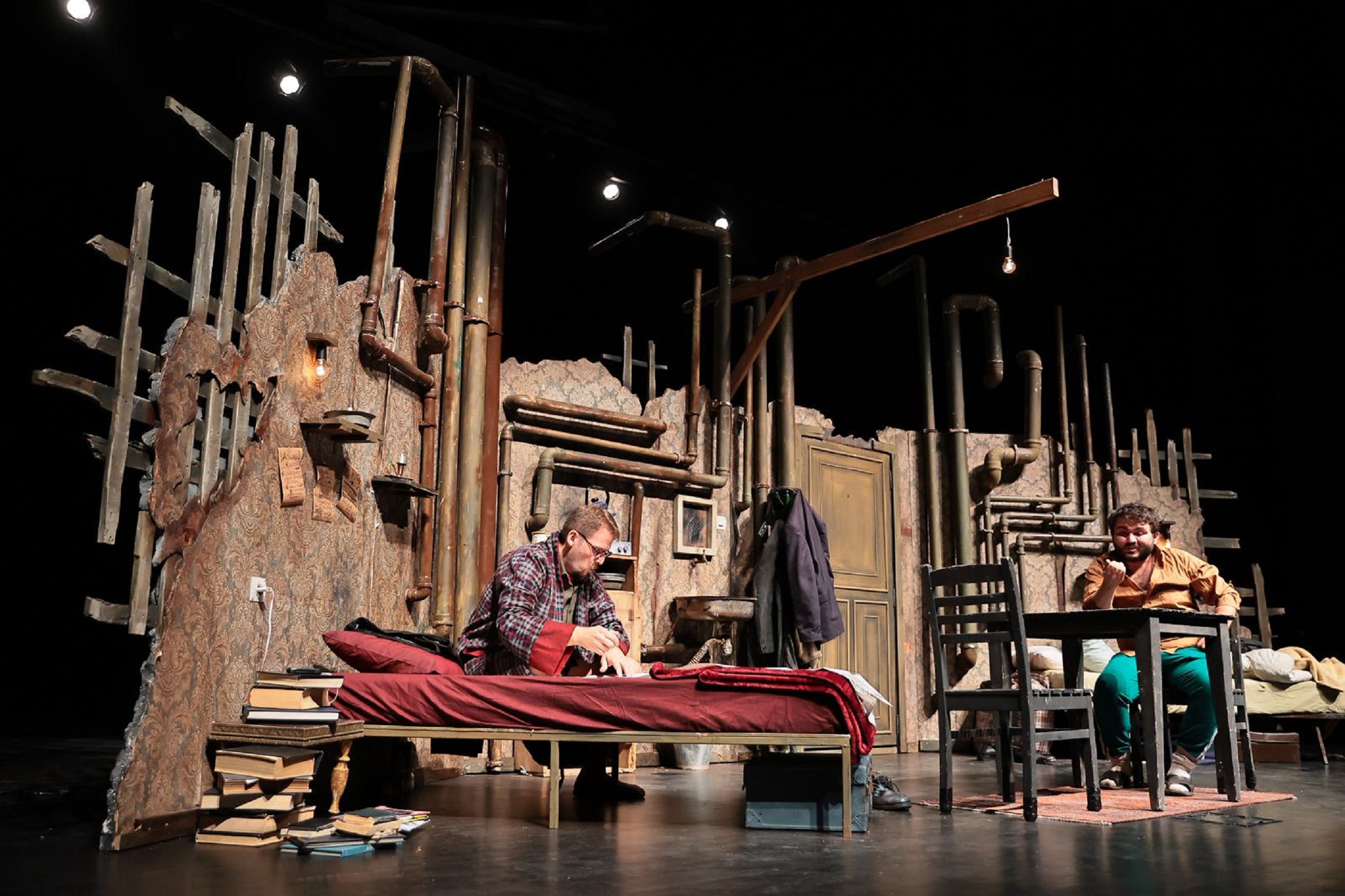 Denizli Büyükşehir Belediyesi  Şehir Tiyatrosu 'Sığıntılar' oyunu ile sanatseverleri