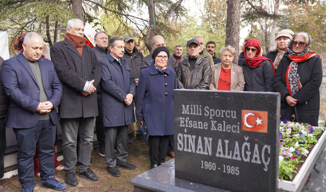 Efsane Kaleci Sinan Alağaç Kabri Başında Anıldı Efsane Kaleci Sinan Alağaç Kabri Başında Anıldı Geçirdiği kalp krizi
