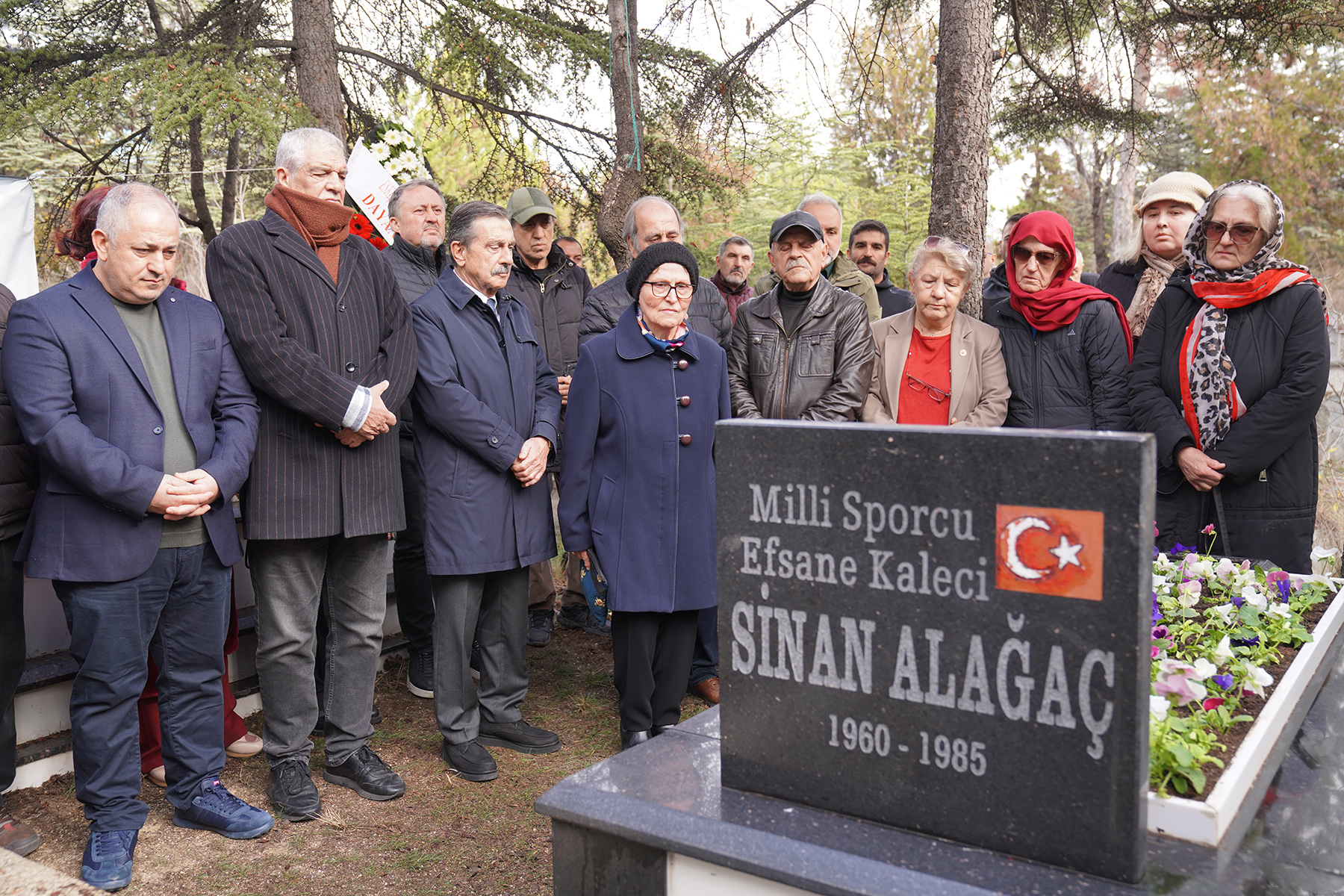 Efsane Kaleci Sinan Alağaç Kabri Başında Anıldı  Geçirdiği kalp krizi