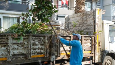 Gaziemir Belediyesi, budama çalışmaları sonucunda ortaya çıkan bahçe atıklarının cadde,