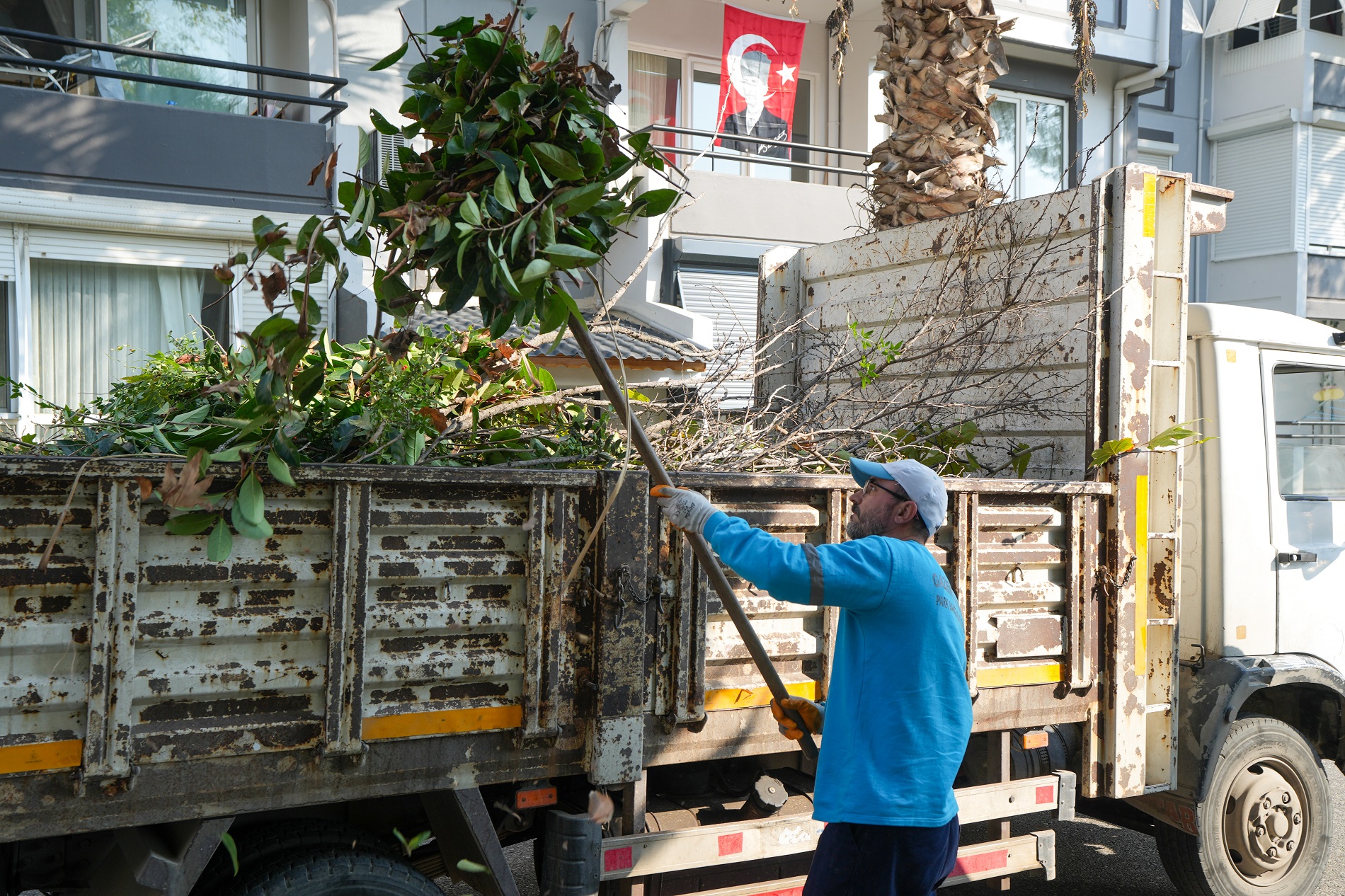 Gaziemir Belediyesi, budama çalışmaları sonucunda ortaya çıkan bahçe atıklarının cadde,