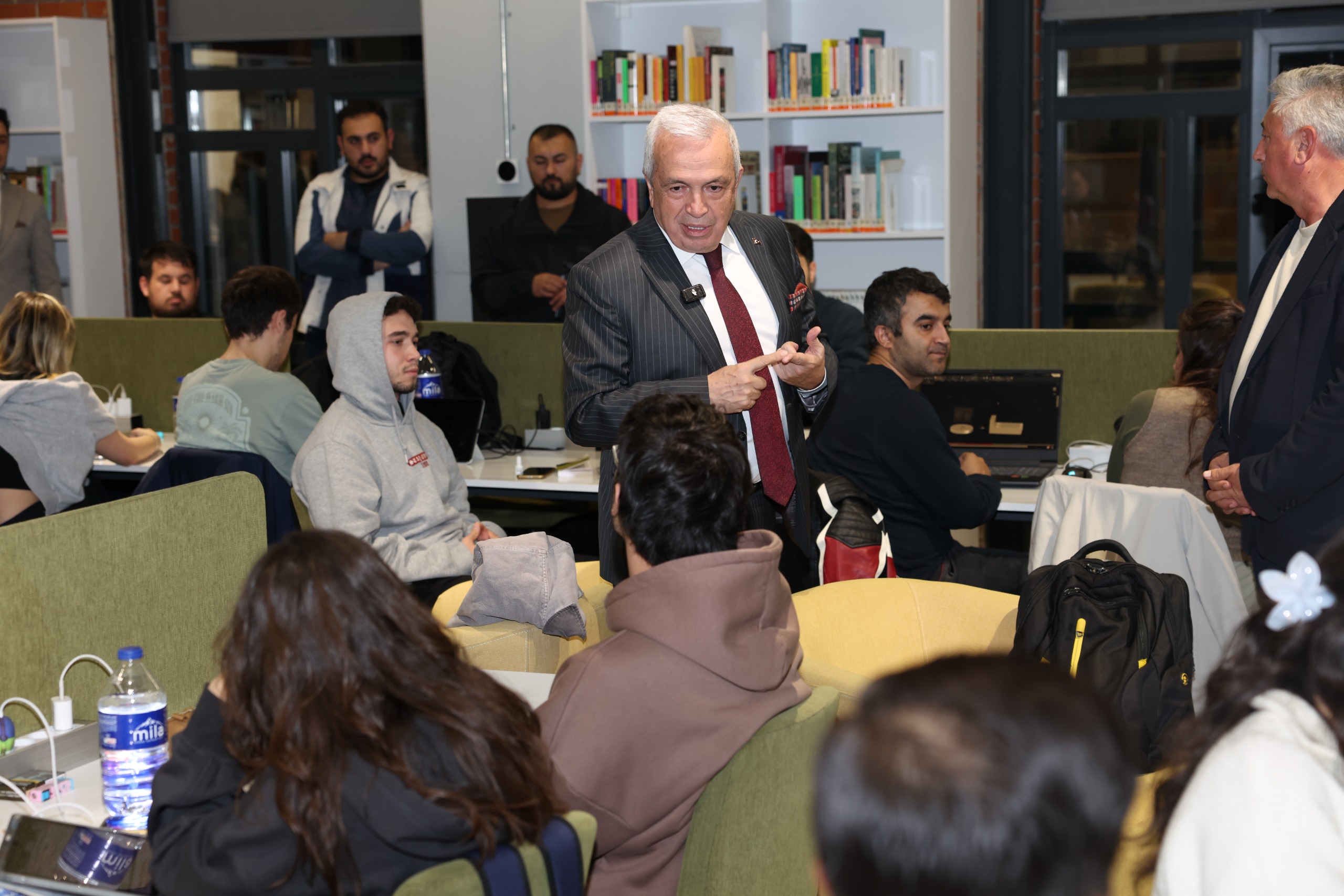 Nilüfer Belediye Başkanı Şadi Özdemir, vize sınavlarına hazırlanan üniversite öğrencilerini