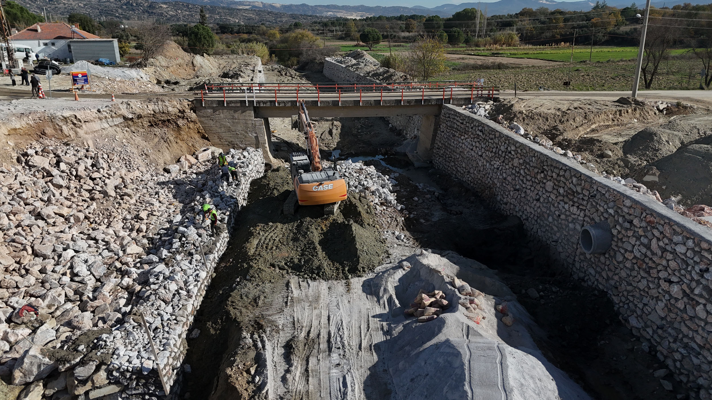 Muğla Büyükşehir Belediyesi, Yatağan’ın Hacıbayramlar Mahallesi’nde
özellikle yağışlı dönemlerde zemin çökmesi