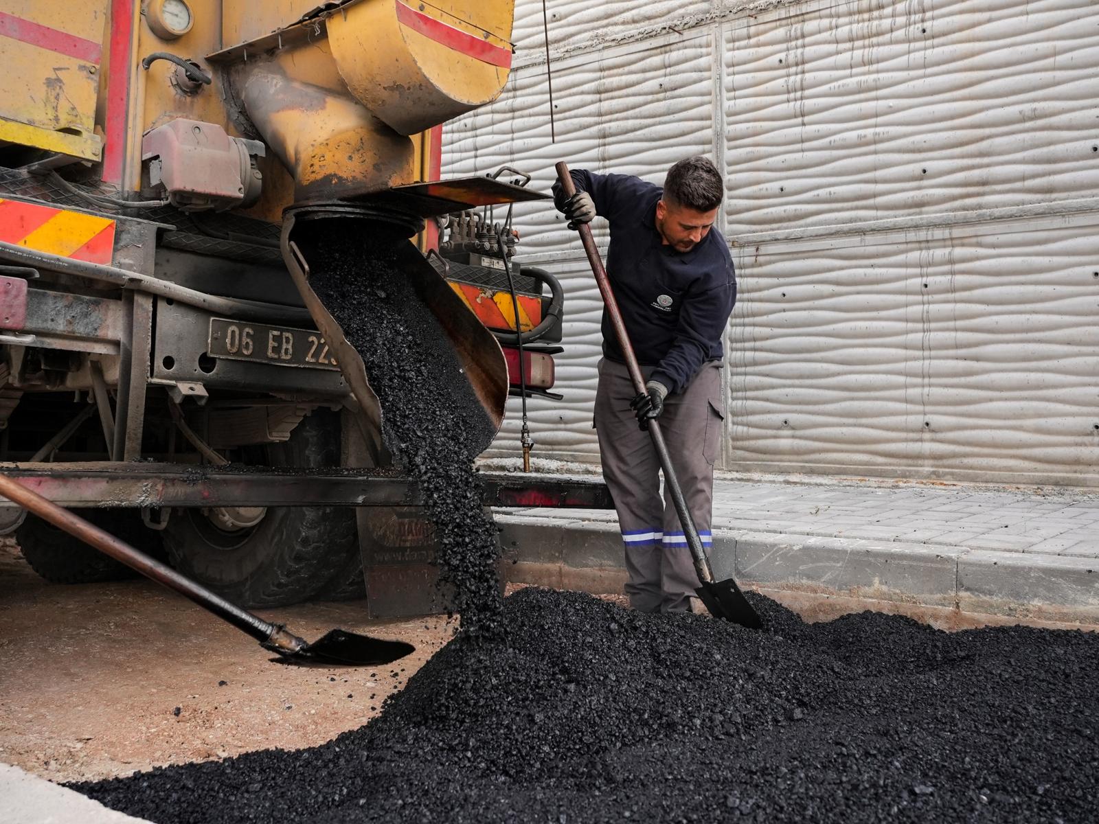 Etimesgut’ta Asfalt Bakım ve Onarım Çalışmaları Hız Kesmeden Devam Ediyor