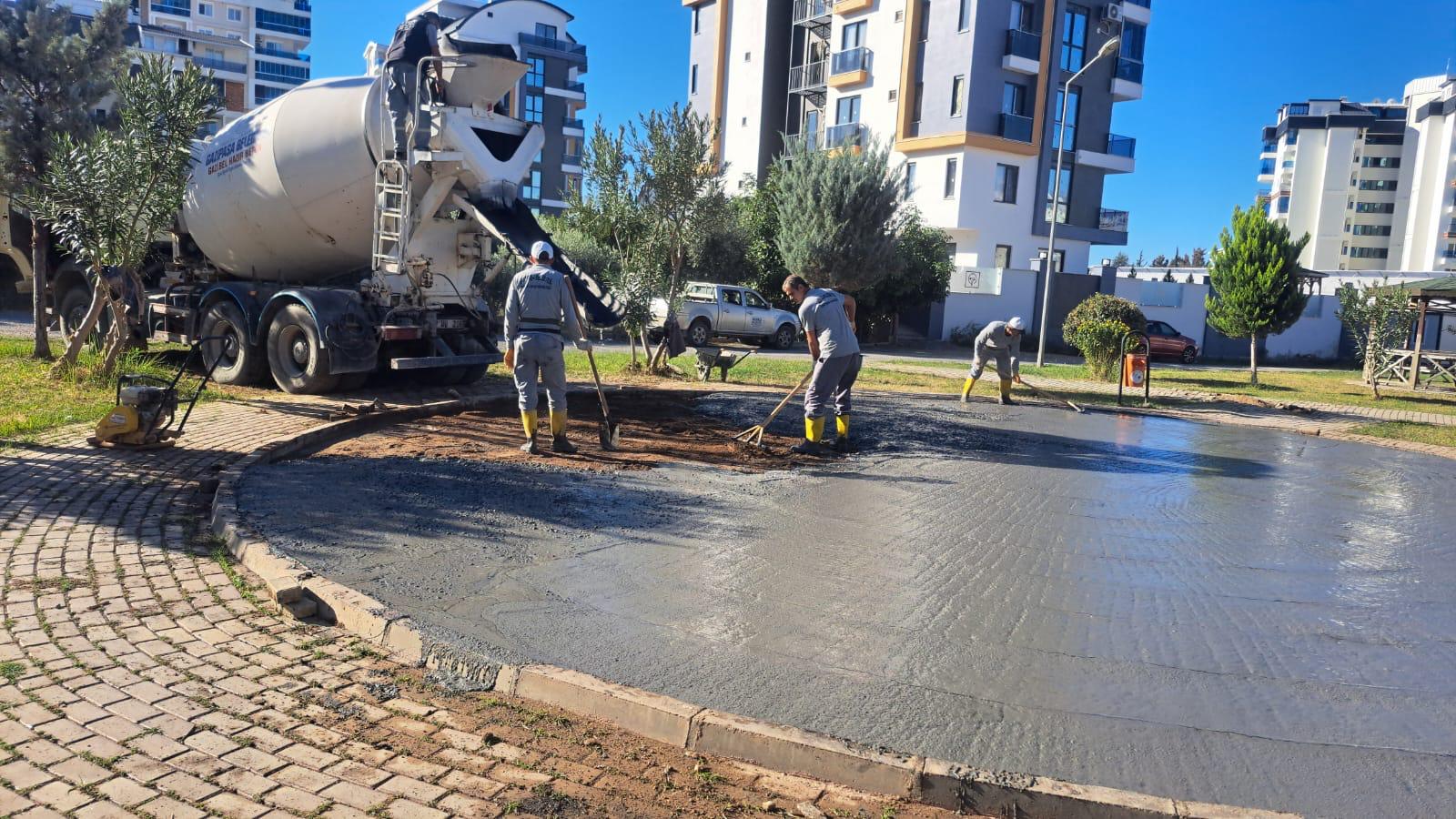 Gazipaşa Belediyesi Park ve Bahçeler Müdürlüğü ekipleri, park ve sokaklarda