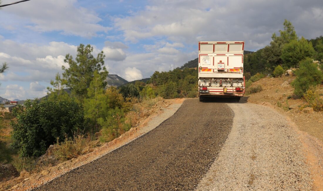 Aydıncık’ta Asfalt Seferberliği Sürüyor Gazipaşa Belediyesi Fen İşleri Müdürlüğü ekipleri,