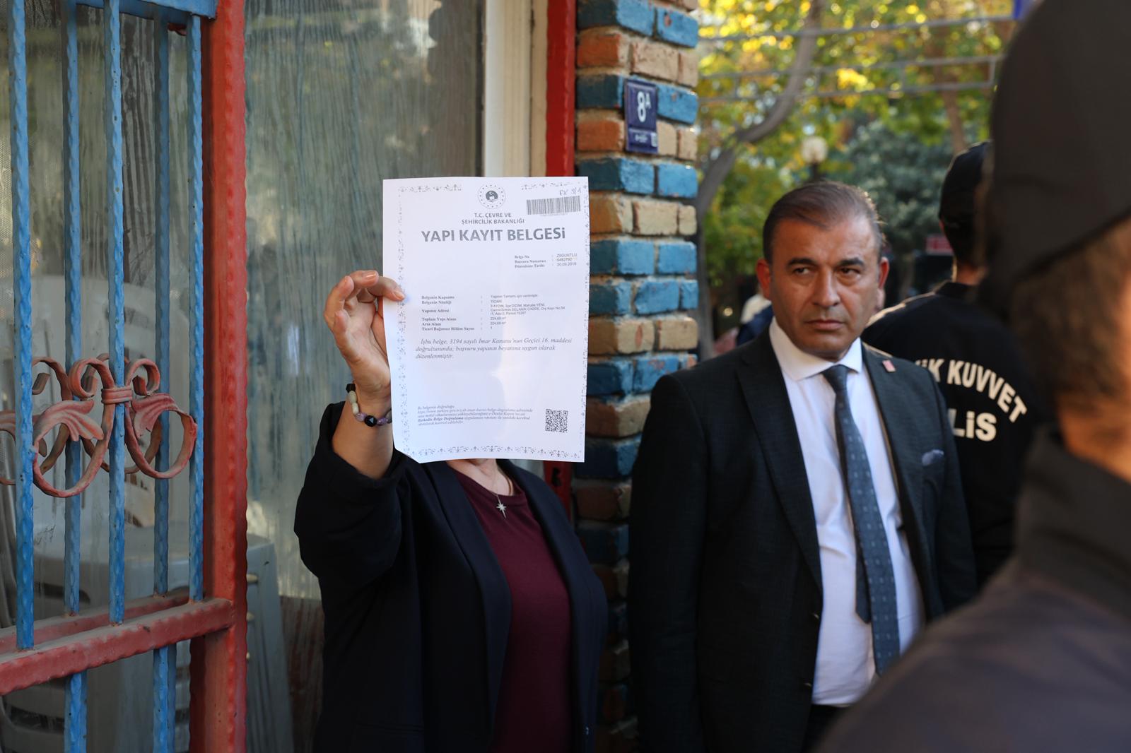 Hatice Gençay, Büyükşehir’in Polis Eşliğinde Yaptığı Tahliye Girişimine Müdahale Etti