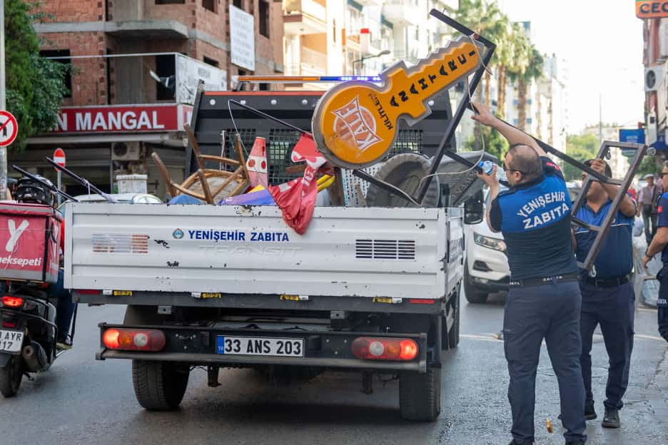 Yenişehir’de Kaldırım İşgallerine Geçit Yok Yenişehir’de Kaldırım İşgallerine Geçit Yok Mersin Yenişehir Belediyesi, yaya güvenliği