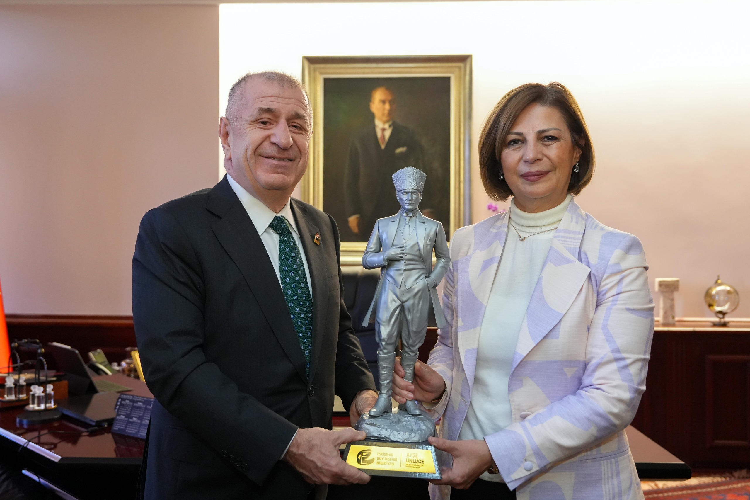 Zafer Partisi Genel Başkanı Ümit Özdağ’dan Ayşe Ünlüce’ye Ziyaret Zafer