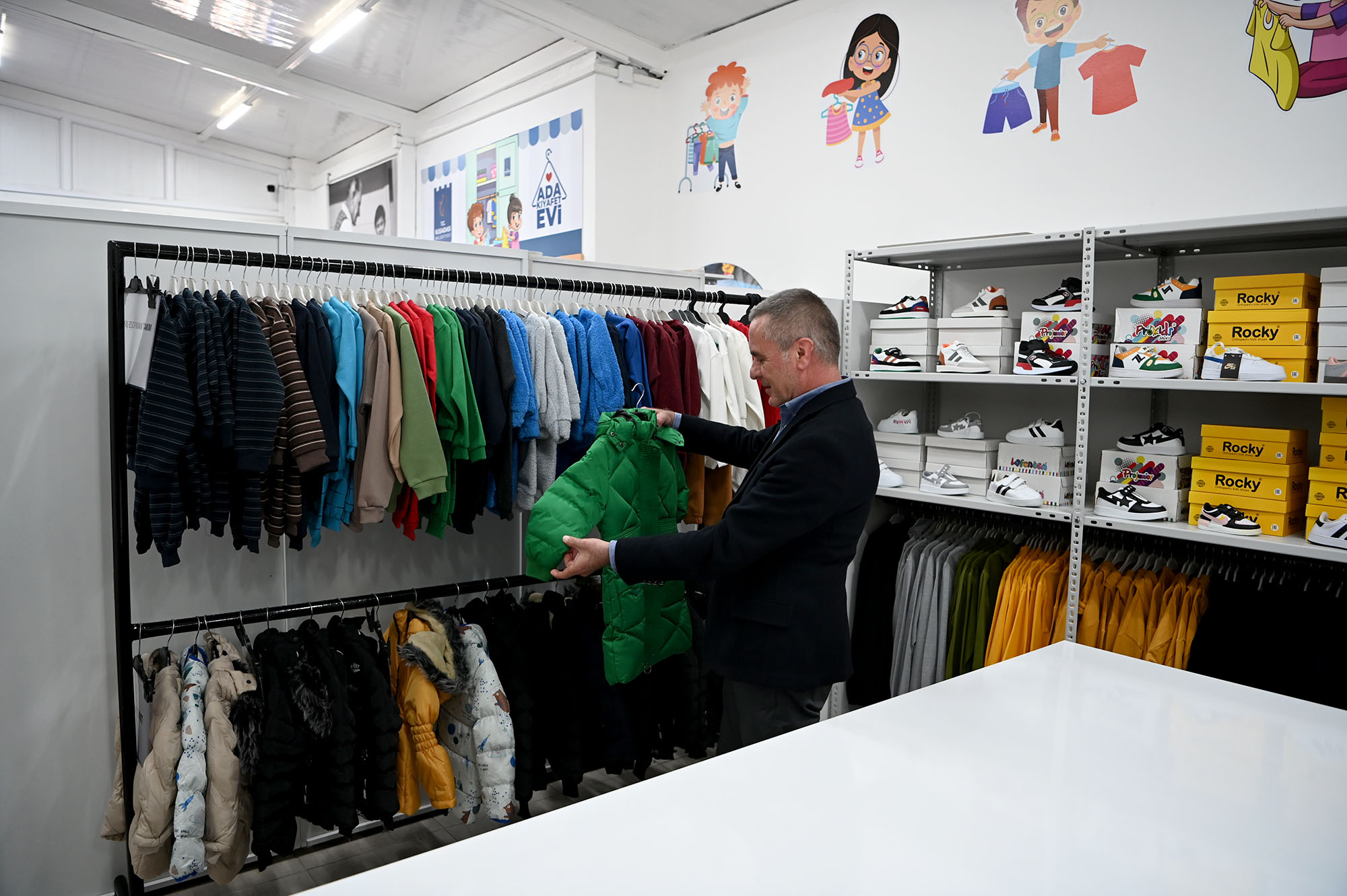 Kuşadası Belediyesi tarafından kentte yaşayan ihtiyaç sahibi ailelerin 3-12 yaş