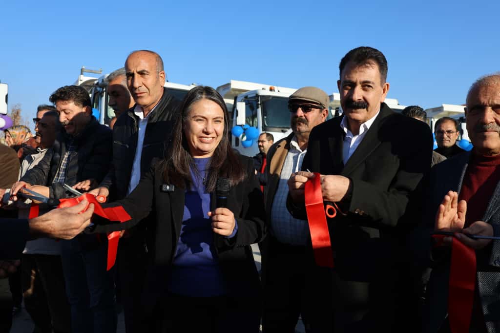 Ağrı Belediyesi Yeni Hizmet Araçlarını Konvoy Geçişiyle Halka Tanıttı Ağrı
