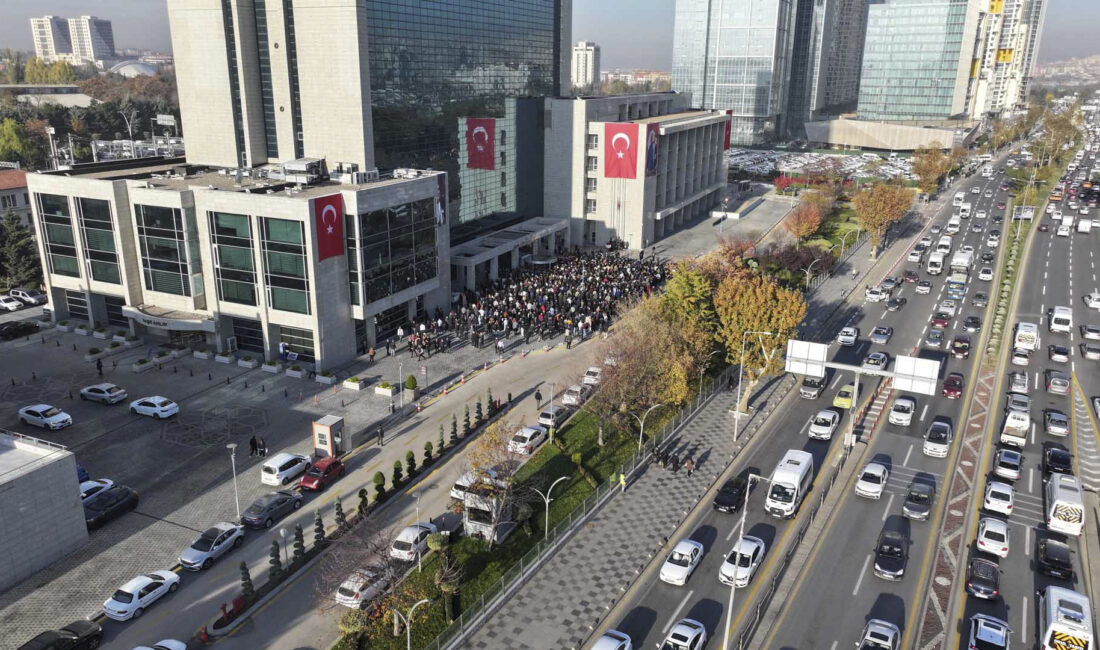 Ankara’da Hayat Bir Dakikalığına Durdu Ankara’da Hayat Bir Dakikalığına Durdu 10 Kasım’da tüm Türkiye’de olduğu