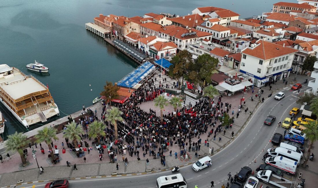10 Kasım Atatürk’ü Anma Günü Kapsamında Yüzlerce Ayvalıklı Meydanı Doldurdu