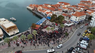 10 Kasım Atatürk’ü Anma Günü Kapsamında Yüzlerce Ayvalıklı Meydanı Doldurdu