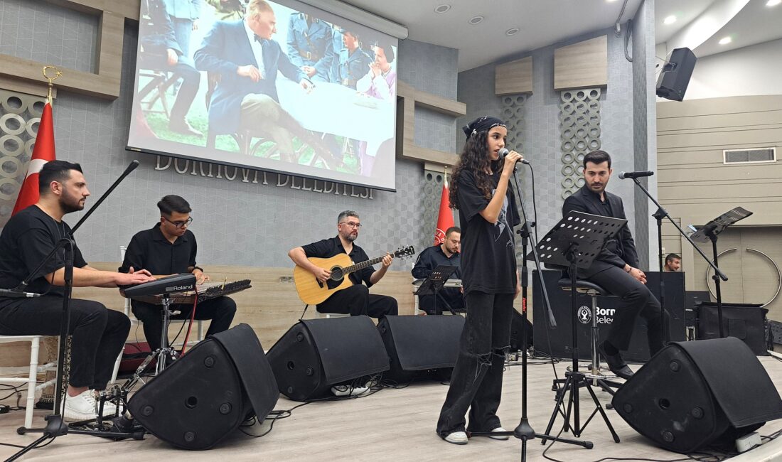 Bornova’da Duygu Dolu Gece Bornova Belediyesi’nin düzenlediği “10 Kasım Atatürk’ü