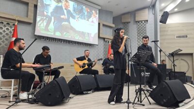 Bornova’da Duygu Dolu Gece Bornova Belediyesi’nin düzenlediği “10 Kasım Atatürk’ü