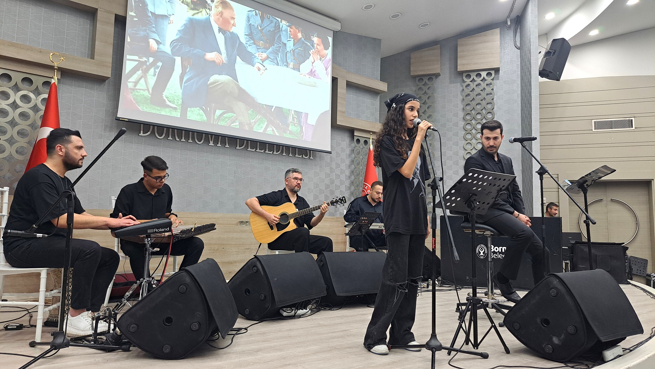 Bornova’da Duygu Dolu Gece Bornova Belediyesi’nin düzenlediği “10 Kasım Atatürk’ü