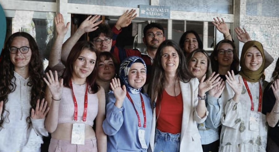 Çeşme Belediyesi’nden Üniversiteli Gençlere Eğitim Desteği Çeşme Belediyesi, sosyal belediyecilik