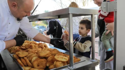Edirne Belediyesi Şehitlerimizin Aziz Hatırasına Saygıyla Cuma Lokması Dağıttı Edirne
