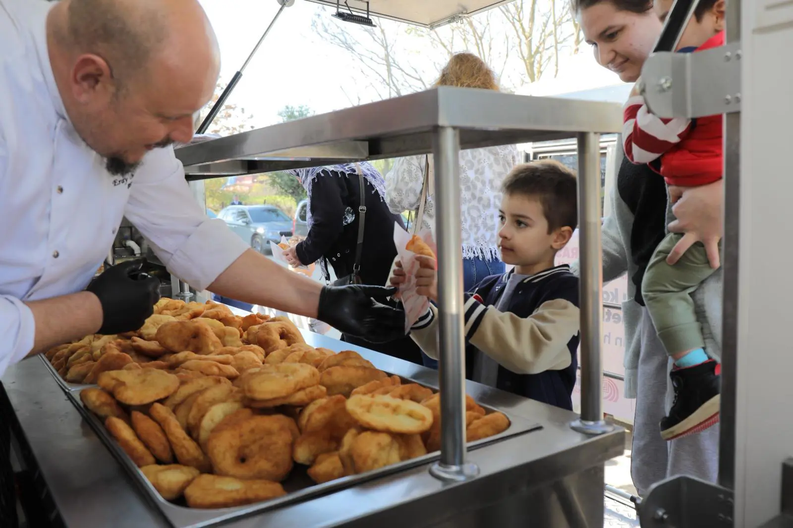 Edirne Belediyesi Şehitlerimizin Aziz Hatırasına Saygıyla Cuma Lokması Dağıttı Edirne
