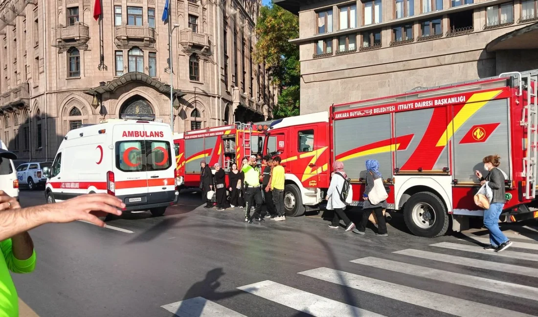 Ankara Sosyal Bilimler Üniversitesi’nde “Patlama İhbarı”: Söndürme Gazından 6 Kişi Etkilendi! Ankara Sosyal Bilimler Üniversitesi (ASBÜ) Ulus yerleşkesinde öğle saatlerinde "doğalgaz