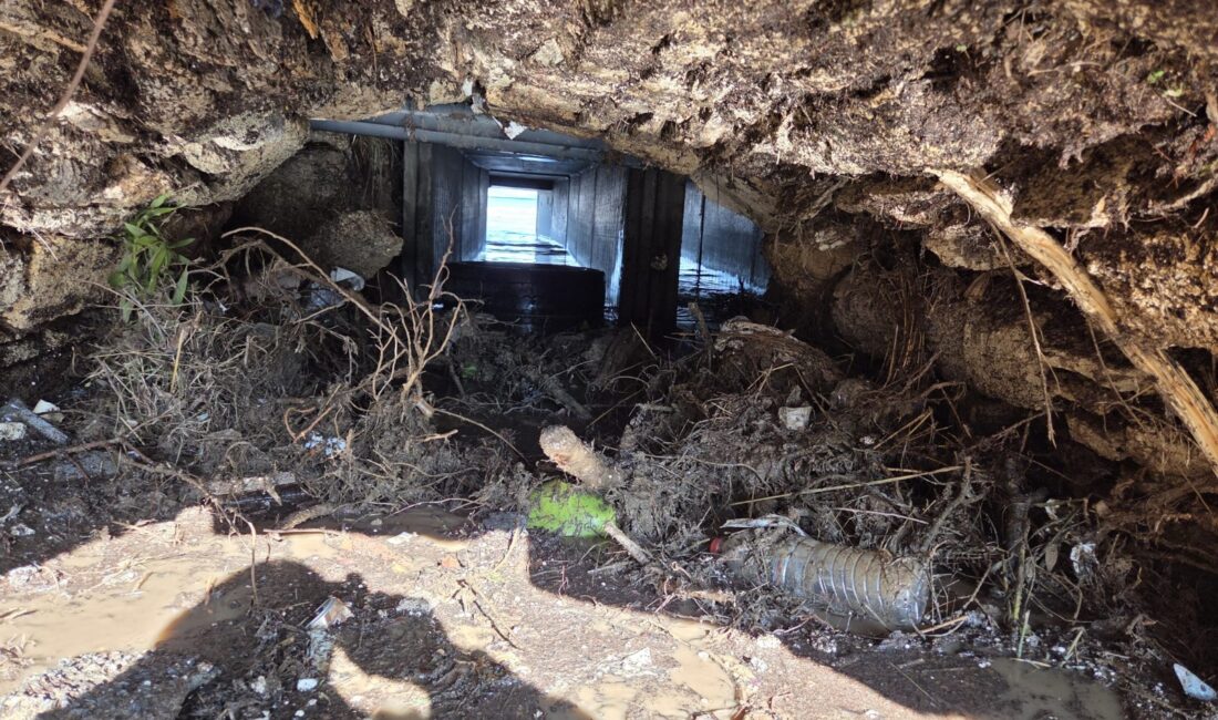 Foça’da Rekor Yağış Sonrası Dere Temizliği Ve Alt Yapı Çalışmaları Hız Kazandı İZSU Genel Müdürlüğü, son günlerde aşırı yağışların sel ve su