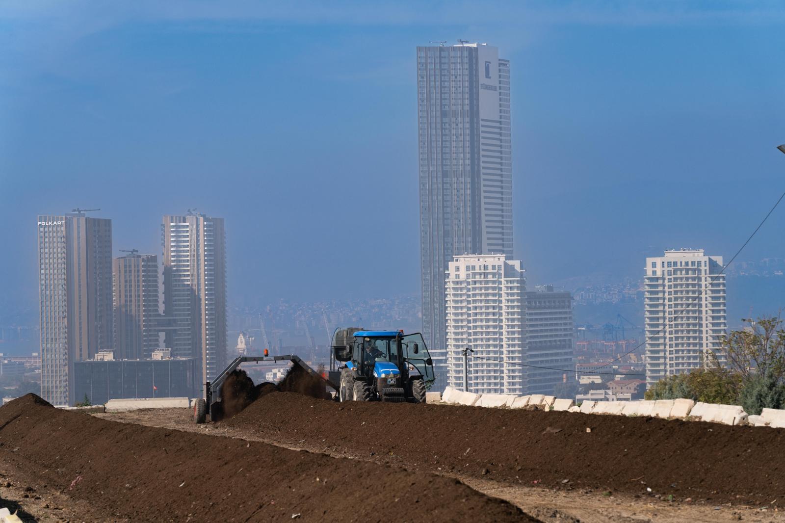 İzmir Büyükşehir’in Yeşil Atıkları Kompost Gübreye Dönüşüyor İzmir Büyükşehir Belediyesi,