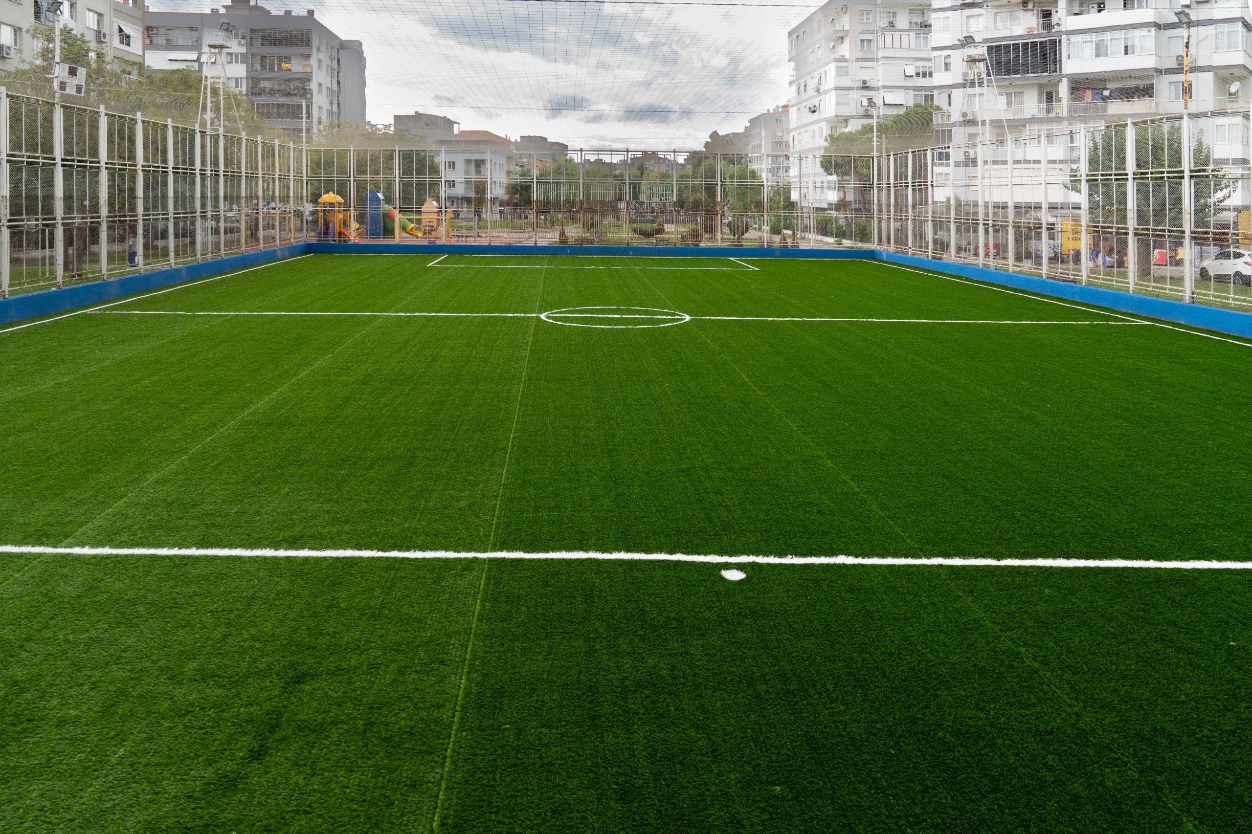 İzmir Büyükşehir’den Gençlere Beş Yeni Halı Saha Sporu kentin dört