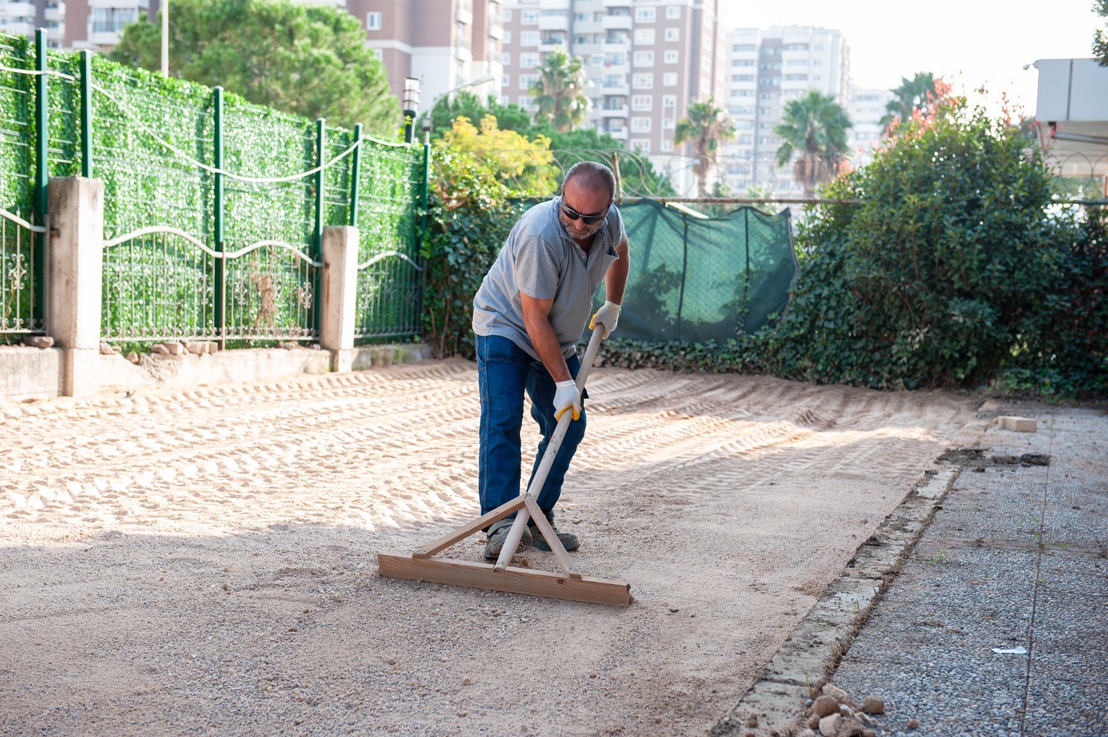 Karşıyaka’da Okul Çevrelerinde Yol Bakım Çalışması Karşıyaka Belediyesi, ara tatil
