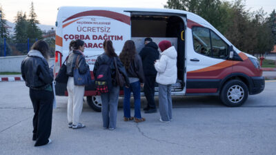 Keçiören Belediyesi’nden Vatandaşa Sıcak Çorba İkramı Keçiören Belediyesi, soğuk havaların