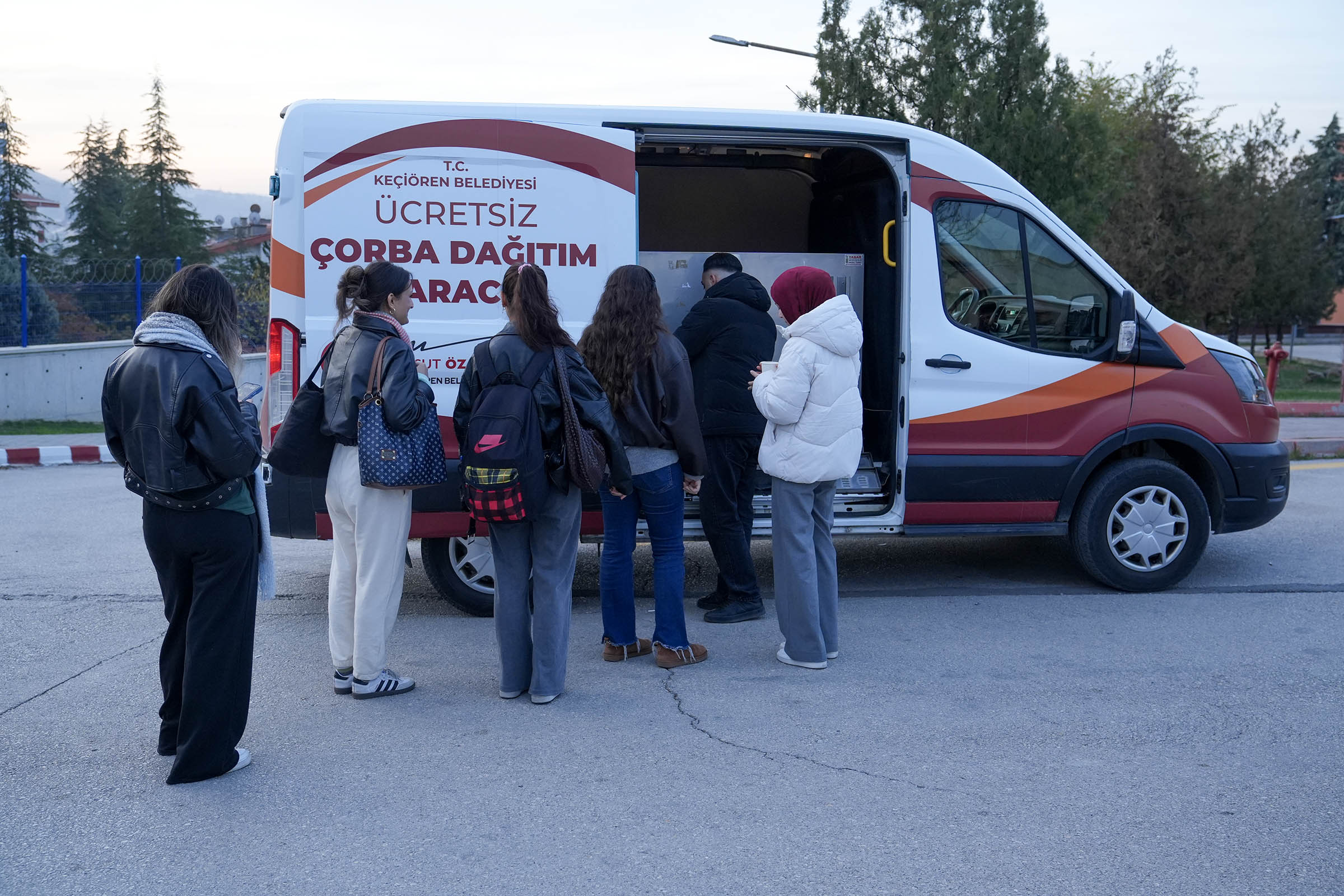 Keçiören Belediyesi’nden Vatandaşa Sıcak Çorba İkramı Keçiören Belediyesi, soğuk havaların