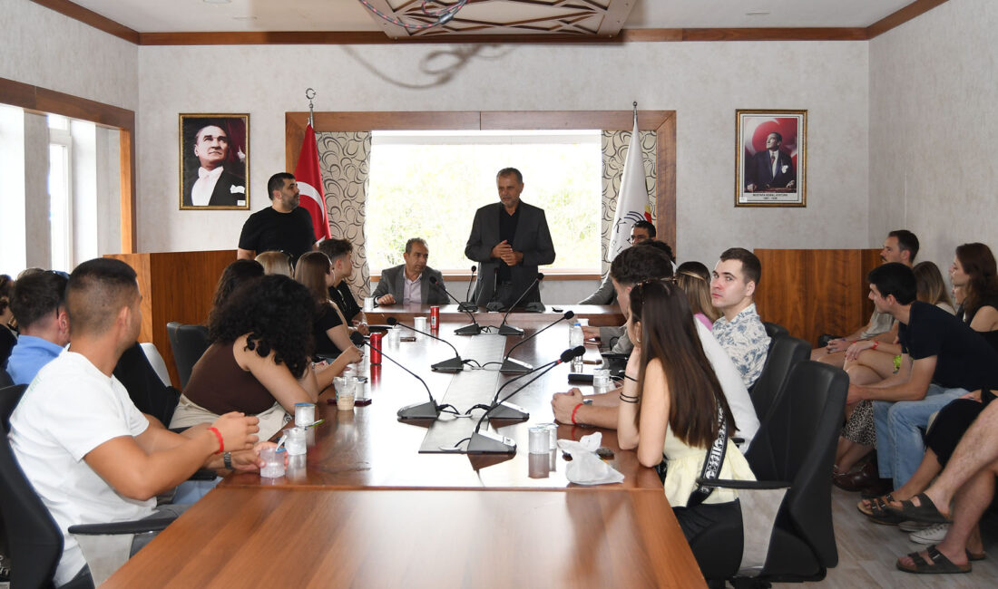 Erasmus Öğrencilerinden Başkan Vekili Mustafa Bilici’ye Ziyaret Erasmus Öğrencilerinden Başkan Vekili Mustafa Bilici’ye Ziyaret 3-12 Kasım tarihleri