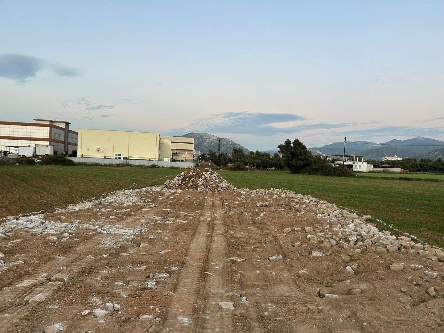 Milas’ta Merakla Beklenen Yolda Çalışmalar Başladı Milas Belediyesi mahalleler arasındaki