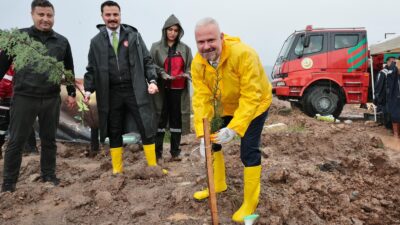Milli Ağaçlandırma Günü, Menemen’de sağanak yağışa rağmen dikilen fidanlarla kutlandı.