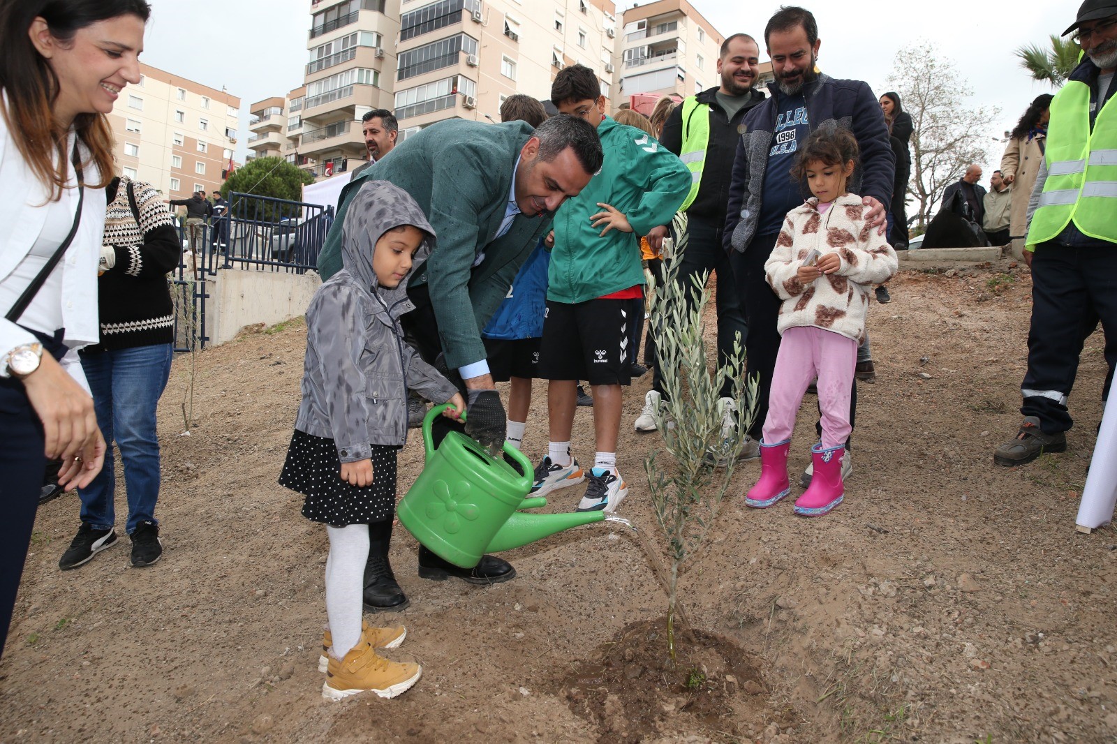 Çiğli’de 400 Fidan Toprakla Buluştu: “Çiğli’ye Nefes Olalım” Çiğli Belediyesi,