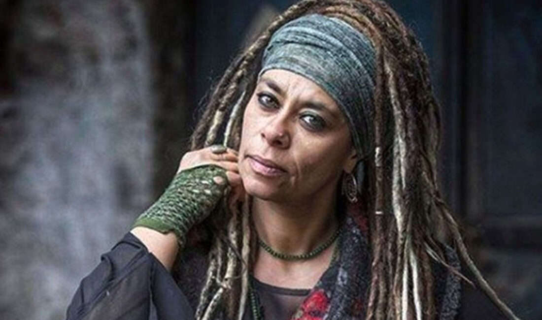 Mine Söğüt, Yaşayan Kütüphane Sohbetleri’ne Konuk Oluyor İzmir Büyükşehir Belediyesi’nin "Yaşayan Kütüphane" yaklaşımı ile başlattığı Yaşayan Kütüphane