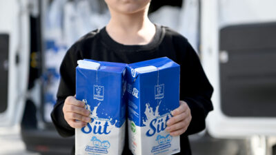 Kuşadası’nda Çocukların Gelişimi İçin Periyodik Süt Dağıtımı Devam Ediyor Sosyal