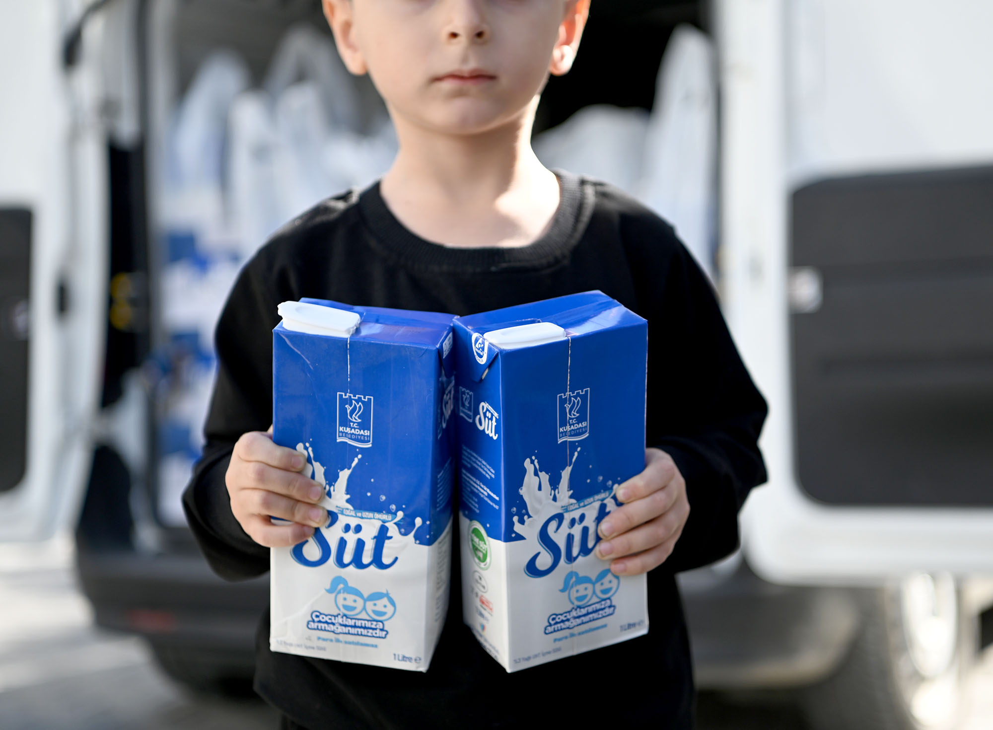 Kuşadası’nda Çocukların Gelişimi İçin Periyodik Süt Dağıtımı Devam Ediyor Sosyal