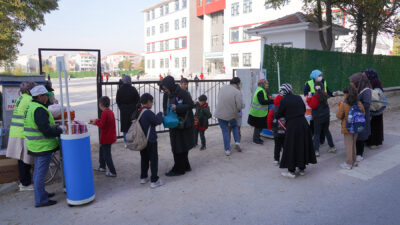 Tepebaşı Belediyesi’nin ilköğretim kurumundaki öğrenciler için yürüttüğü beslenme desteği devam